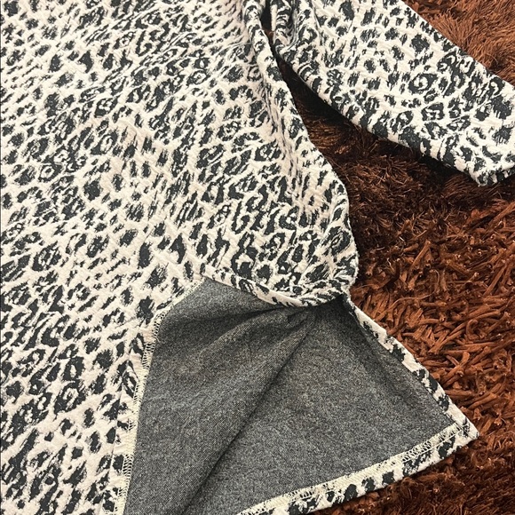 Chico's Animal Print Crew Neck Top Blouse- sz 1/M - Picture 5 of 9